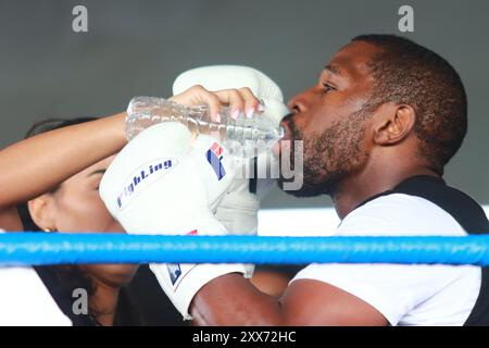 Mexiko-Stadt, Ciudad de Mexico, Mexiko. August 2024. Der US-amerikanische Boxer Floyd Mayweather Jr., ehemaliger Weltmeister, während eines für die Öffentlichkeit zugänglichen Trainings im Parque Bicentenario, vor der Ausstellung Kampf gegen John Gotti III. Am 22. August 2024 in Mexiko-Stadt. (Kreditbild: © Carlos Santiago/eyepix via ZUMA Press Wire) NUR REDAKTIONELLE VERWENDUNG! Nicht für kommerzielle ZWECKE! Stockfoto