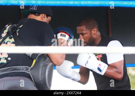 Mexiko-Stadt, Mexiko. August 2024. Der US-amerikanische Boxer Floyd Mayweather Jr., ehemaliger Weltmeister, während eines für die Öffentlichkeit zugänglichen Trainings im Parque Bicentenario, vor der Ausstellung Kampf gegen John Gotti III. Am 22. August 2024 in Mexiko-Stadt. (Foto: Carlos Santiago/Eyepix Group/SIPA USA) Credit: SIPA USA/Alamy Live News Stockfoto