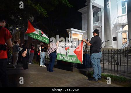 Raleigh, NC, USA, 22. August 2024; etwa vierzig Demonstranten halten Schilder, Wellen Flaggen und rufen Anti-Kriegs- und Anti-Demokratische Parolen über den Israel-Hamas-Krieg in Gaza. Der Protest fand vor dem Hauptquartier der North Carolina Democratic Party in Raleigh während der letzten Nacht des Democratic National Convention statt. Credit D Guest Smith / Alamy Live News Stockfoto