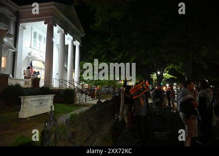 Raleigh, NC, USA, 22. August 2024; etwa vierzig Demonstranten halten Schilder, Wellen Flaggen und rufen Anti-Kriegs- und Anti-Demokratische Parolen über den Israel-Hamas-Krieg in Gaza. Der Protest fand vor dem Hauptquartier der North Carolina Democratic Party in Raleigh während der letzten Nacht des Democratic National Convention statt. Credit D Guest Smith / Alamy Live News Stockfoto