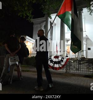 Raleigh, NC, USA, 22. August 2024; etwa vierzig Demonstranten halten Schilder, Wellen Flaggen und rufen Anti-Kriegs- und Anti-Demokratische Parolen über den Israel-Hamas-Krieg in Gaza. Der Protest fand vor dem Hauptquartier der North Carolina Democratic Party in Raleigh während der letzten Nacht des Democratic National Convention statt. Credit D Guest Smith / Alamy Live News Stockfoto