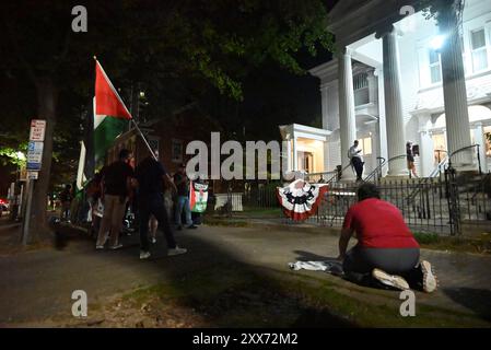 Raleigh, NC, USA, 22. August 2024; etwa vierzig Demonstranten beten; halten Zeichen, schwenken Flaggen und rufen Anti-Kriegs- und Anti-Demokratische Partei-Parolen über den Israel-Hamas-Krieg in Gaza. Der Protest fand vor dem Hauptquartier der North Carolina Democratic Party in Raleigh während der letzten Nacht des Democratic National Convention statt. Credit D Guest Smith / Alamy Live News Stockfoto