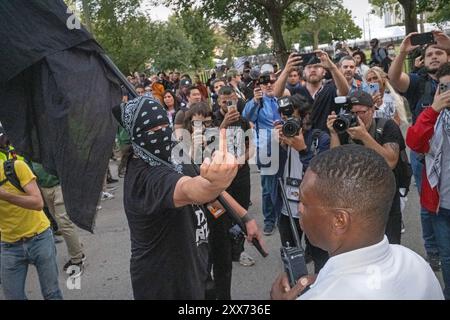 Demonstrant gibt der Polizei beim Pro-Palästina-Marsch in Chicago den Finger. August 2024. Stockfoto