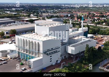 Magdeburg, Deutschland. August 2024. Blick auf den neuen Block der Müllentsorgungsanlage Rothensee (mit Drohne aufgenommen). Gut 15 Monate nach dem Richtfest hat die Magdeburger Müllverbrennungsanlage im Landkreis Rothensee ihre dritte Verbrennungsanlage in Betrieb genommen. Künftig werden jährlich 270.000 Tonnen gewerblicher Abfälle in Block 3 verbrannt und 55.000 Tonnen kommunaler Klärschlamm zur Energiegewinnung genutzt. Quelle: Peter Gercke/dpa-Zentralbild/dpa/Alamy Live News Stockfoto