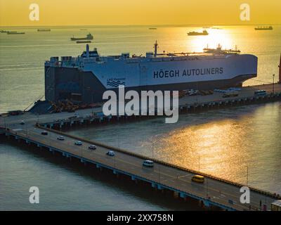 SUZHOU, CHINA - 23. AUGUST 2024 - der „HOEGH AURORA“, der weltweit größte und umweltfreundlichste Autotransporter, ist mit Autos für Expor beladen Stockfoto