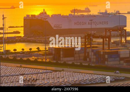 SUZHOU, CHINA - 23. AUGUST 2024 - der „HOEGH AURORA“, der weltweit größte und umweltfreundlichste Autotransporter, ist mit Autos für Expor beladen Stockfoto