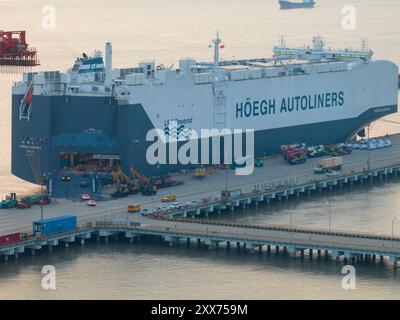 SUZHOU, CHINA - 23. AUGUST 2024 - der „HOEGH AURORA“, der weltweit größte und umweltfreundlichste Autotransporter, ist mit Autos für Expor beladen Stockfoto