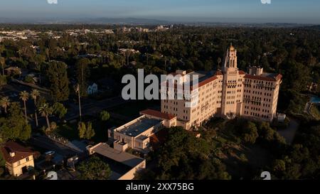 Blick bei Sonnenuntergang auf die historische Skyline der Innenstadt von Pasadena, Kalifornien, USA. Stockfoto