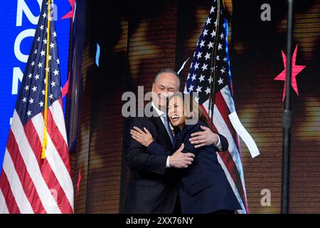 Chicago, Usa. August 2024. Die US-Vizepräsidentin und demokratische Präsidentschaftskandidatin Kamala Harris feiert mit dem zweiten Gentleman Doug Emhoff nach ihrer Dankesrede auf der Democratic National Convention in Chicago, Illinois am 22. August 2024. Foto: Yuri Gripas/ABACAPRESS. COM Credit: Abaca Press/Alamy Live News Stockfoto