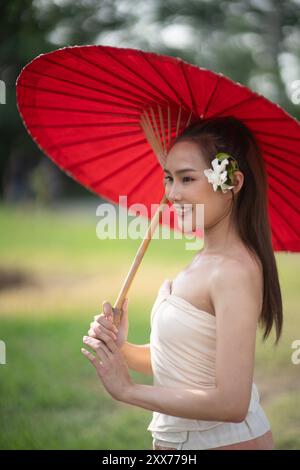 Wunderschöne Lanna Asiatische Frau in traditioneller thailändischer Kleidung in Chiang Mai, Thailand. Stockfoto