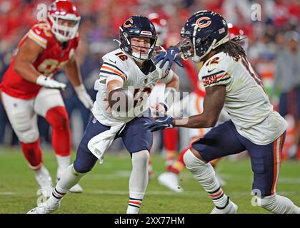 Chicago Bears Quarterback Austin Reed (16) übergibt Chicago Bears Wide Receiver Velus Jones Jr. (12) im letzten Vorsaisonspiel im Arrowhead Stadium in Kansas City, Missouri am Donnerstag, den 22. August 2024. Foto: Jon Robichaud/UPI Stockfoto