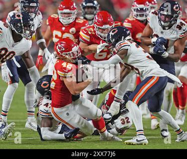 Kansas City Chiefs Running Back Carson Steele (42) läuft im letzten Vorsaisonspiel im Arrowhead Stadium in Kansas City, Missouri am Donnerstag, den 22. August 2024 durch eine Menge. Foto: Jon Robichaud/UPI Stockfoto