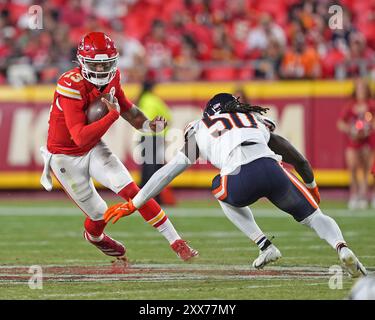 Chris Oladokun (13), Quarterback der Kansas City Chiefs, versucht am Donnerstag, den 22. August 2024 im Arrowhead Stadium in Kansas City, Missouri, gegen den Defensivspieler Carl Jones Jr. (50) der Chicago Bears zu kämpfen. Foto: Jon Robichaud/UPI Stockfoto