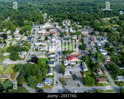 14. August 2024, sonniger Nachmittag Sommer Luftaufnahme der Gegend um Red Hook, NY, USA Stockfoto