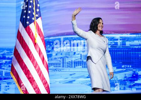 Chicago, USA. August 2024. Gretchen Whitmer, Gouverneur von Michigan, hält eine Rede auf der Bühne während des vierten Tages der Democratic National Convention 2024, die am 22. August 2024 im United Center in Chicago, Illinois, stattfand. (Foto: Nathan Howard/SIPA USA) Credit: SIPA USA/Alamy Live News Stockfoto