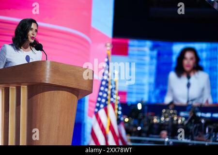 Chicago, USA. August 2024. Gretchen Whitmer, Gouverneur von Michigan, hält eine Rede auf der Bühne während des vierten Tages der Democratic National Convention 2024, die am 22. August 2024 im United Center in Chicago, Illinois, stattfand. (Foto: Nathan Howard/SIPA USA) Credit: SIPA USA/Alamy Live News Stockfoto