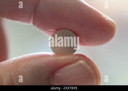 Finger, die Paracetamol-Arzneimittel-Tablette halten - Nahaufnahme Stockfoto