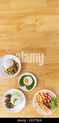 Gesundes Brunch: Reis, Ei, Gemüse, Garnelen, Huhn, und Rindfleisch, serviert auf einem Teller mit Garnish für eine köstliche Mahlzeit Stockfoto