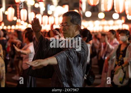 Tokio, Japan. August 2024. Besucher des Hongan-JI Bon odori Sommerfestivals tanzt unter anderem in Yukata gekleidet. Tokio, 3. August 2024. - 20240803 PD36444 Credit: APA-PictureDesk/Alamy Live News Stockfoto