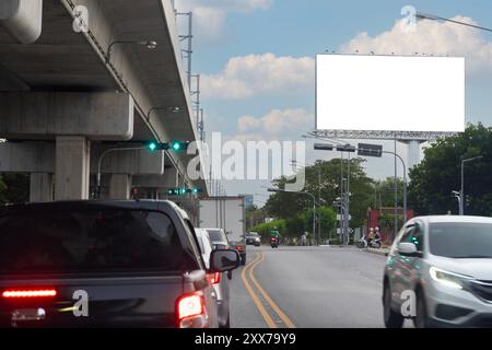 Eine leere Werbetafel auf einer der Straßen Thailands, eine leere Werbetafel mit Kopierraum für Text oder Inhalt, sogar ein Modell einer leeren Werbetafel in einer Großstadt Stockfoto