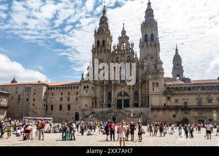 Santiago de Compostela, Spanien - 17. Juni 2023: Pilger und Touristen erkunden den belebten Platz vor der prächtigen Kathedrale von Santiago de Santiago de Stockfoto