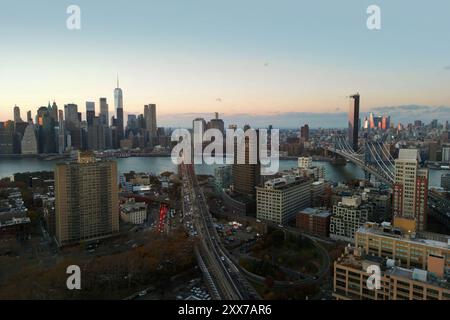 Panoramablick auf die Wolkenkratzer von Lower Manhattan. Skyline von New York City. Gebäude von New York. New Yorker Gebäude. Skyline von New York City. Brooklyn Stockfoto