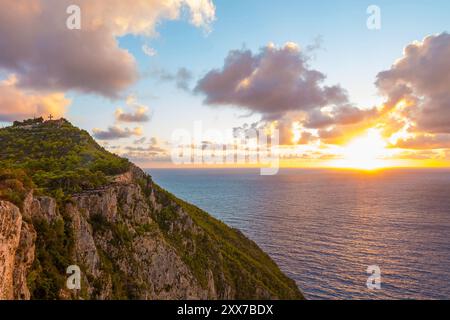 Romantischer Sonnenuntergang auf Zakynthos (Ionische Inseln, Kampi, Griechenland) Stockfoto