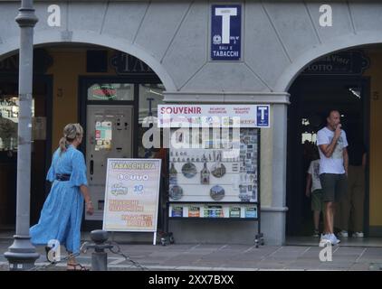 San Pellegrino gewinnt 5 Millionen Euro mit 20 Euro Rubbelkarten in einem Lotteriegeschäft im Stadtzentrum. Stockfoto