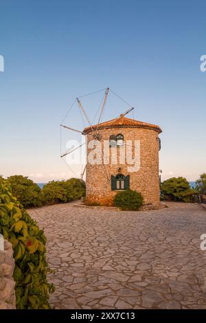 Alte Windmühle in Agios Nikolaos in der Nähe der blauen Höhlen auf der Insel Zakynthos (Zante) in Griechenland. Stockfoto