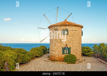 Alte Windmühle in Agios Nikolaos in der Nähe der blauen Höhlen auf der Insel Zakynthos (Zante) in Griechenland. Stockfoto