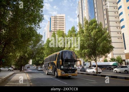 Mekka, Saudi-Arabien - 12. Juni 2024: Ein Executive-Bus, Transporteinrichtungen in der Stadt Makka für Muslime, die Hadschj und umrah aufführen. Stockfoto