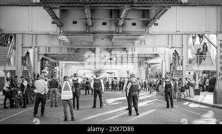 Null, Null, Null. August 2024. Larry Snelling, Superintendent der Chicagoer Polizei, beobachtet, wie Demonstranten durch die Straßen Chicagos ziehen (Foto: © Paul Winner/ZUMA Press Wire). Nicht für kommerzielle ZWECKE! Stockfoto