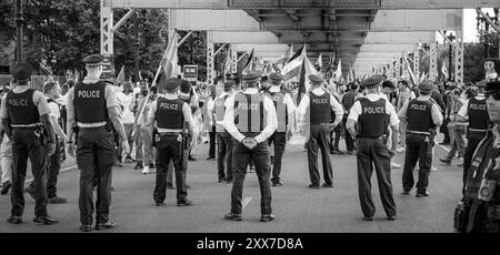 Null, Null, Null. August 2024. Larry Snelling, Superintendent des Chicagoer Polizeidezernats, überwacht die Demonstranten, um sicherzustellen, dass die Deeskalationsbemühungen rechtzeitig nicht umgesetzt werden. (Credit Image: © Paul Winner/ZUMA Press Wire) NUR REDAKTIONELLE VERWENDUNG! Nicht für kommerzielle ZWECKE! Stockfoto