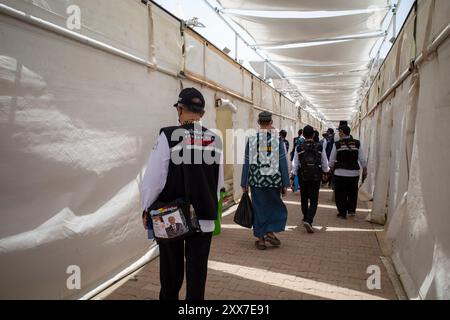 Mekka, Saudi-Arabien - 9. Juni 2024: Petugas Haji Indonesia, indonesische Hajj-Offiziere, die in Mina tendieren, in der Nähe von Makkah, Saudi-Arabien. Hajj 2024. Stockfoto