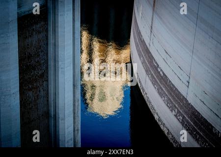 Im Juni 2015 war der Wasserstand im Lake Mead so niedrig, dass er kaum die niedrigsten Öffnungen der Ansaugtürme am Hoover Dam erreichte. Das Magazin hatte nur 37 Prozent der vollen Kapazität. Und lag laut AP nur 15 Zentimeter über dem kritischen Wert von 330 Metern. Kalifornien, Nevada und Arizona leiden alle unter erschöpften Grundwasserleitern und jahrzehntelanger Dürre. Die jüngsten Regenfälle in Kalifornien haben nicht ausgereicht, um die Grundwasserleiter aufzufüllen. Stockfoto