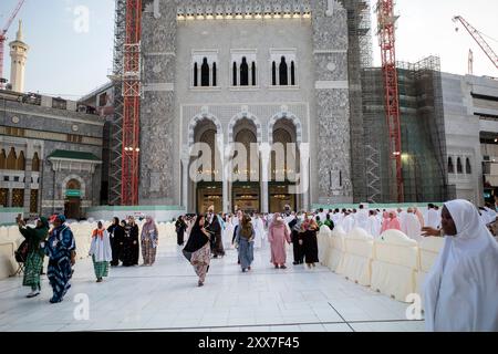 Mekka, Saudi-Arabien - 8. Juni 2024: Hajj und Umrah pilgern aus aller Welt in der Nähe von Masjidil Haram, große Moschee in Mekka, Saudi-Arabien Stockfoto