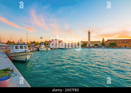 Blick auf das Rathaus und die Kirche St. Dionysios, das Ionische Meer, die Insel Zakynthos, Griechenland, Europa. Fantastischer Blick auf den Sonnenuntergang. Zakynthos Turm in den Abendlichtern Stockfoto