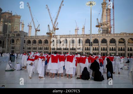 Mekka, Saudi-Arabien - 4. Juni 2024: Hajj und Umrah pilgern aus dem Iran in der Nähe von Masjidil Haram, große Moschee in Mekka, Saudi-Arabien. Stockfoto