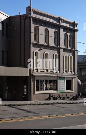 Sydney Hills, Sydney, ein umgebauter Pub ein dreistöckiges viktorianisches Gebäude an der Ecke Devonshire Street und Elizabeth Street, das im Nachmittagssonnenlicht getaucht ist Stockfoto