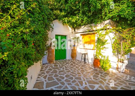 Enge Straße in einem alten Dorf auf Zakynthos (einer der Ionischen Inseln Griechenlands) Stockfoto