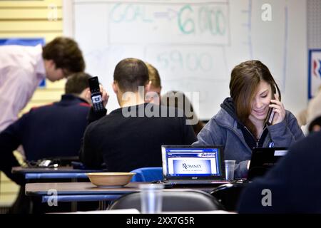 Jennifer Migliosi er frivillig telefonoperatør i telefonbanken Mitt Romney Fahrer fra byen Manchester. Stockfoto