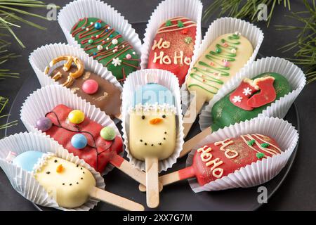 Weihnachtliche süße Speisen. Käsekuchen-Stick-Eis. Süßigkeiten Schneemann, Hirsch. Lebkuchenkekse. Stockfoto
