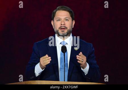 Chicago, Usa. August 2024. KEINE tägliche Post. KEINE New York oder New Jersey Zeitungen oder Zeitungen im Umkreis von 75 Meilen um New York City.) - Der Abgeordnete der Vereinigten Staaten Ruben Gallego (Demokrat von Arizona) hält am Donnerstag, den 22. August, am 4. Tag des Demokratischen Nationalkonvents 2024 im United Center in Chicago, IL, USA, eine Rede. 2024. Foto: Ron Sachs/CNP/ABACAPRESS. COM Credit: Abaca Press/Alamy Live News Stockfoto