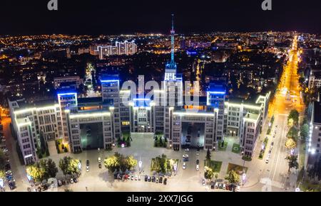 Nächtlicher Blick auf das Derzhprom-Gebäude mit blauen Lichtern auf dem Freiheitsplatz der Stadt Charkiv Stockfoto