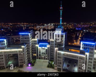 Derzhprom-Gebäude mit blauer Beleuchtung und Antenne auf dem Freiheitsplatz in Charkiw Stadt, Ukraine Stockfoto