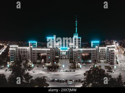 Nächtliches Luftpanorama des Derzhprom-Gebäudes mit blauer Beleuchtung auf dem Freiheitsplatz in Charkiw-Stadt, Ukraine Stockfoto