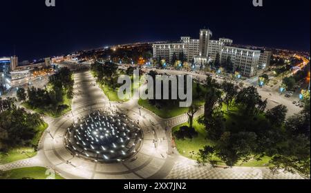 Luftaufnahme Nachtfreiheitsplatz breites Panorama mit Brunnen und beleuchtetem Karazin-Universitätsgebäude im Stadtzentrum von Charkiw, Ukraine Stockfoto