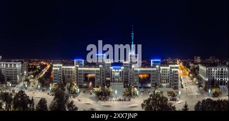 Nächtliches Luftpanorama des Derzhprom-Gebäudes mit blauer Beleuchtung auf dem Freiheitsplatz in Charkiw-Stadt, Ukraine Stockfoto