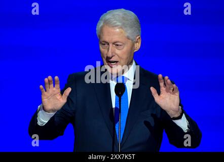 Chicago, Vereinigte Staaten Von Amerika. August 2024. Der ehemalige US-Präsident Bill Clinton hält am Mittwoch, den 21. August 2024 im United Center in Chicago, Illinois, USA, eine Rede. 2024. das Thema für Nacht 3 lautet „A Fight for our Freedoms“ (Ein Kampf für unsere Freiheiten) Credit: Ron Sachs/CNP/SIPA USA für NY Post (RESTRICTION: NO Daily Mail). KEINE New York oder New Jersey Zeitungen oder Zeitungen im Umkreis von 75 Meilen um New York City.) Quelle: SIPA USA/Alamy Live News Stockfoto