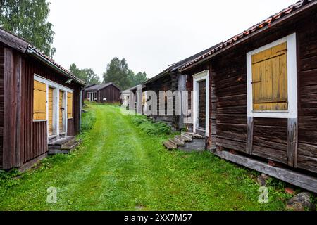 Die Kirchenstadt Lövånger ist eine Kirchenstadt aus dem 17. Jahrhundert in Lövånger, Gemeinde Skellefteå. Heute werden die Kirchenhütten als Jugendherbergen genutzt. Stockfoto
